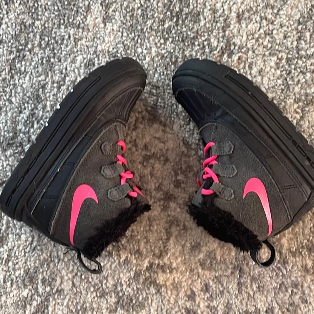 Nike Kids ACG Fur Lined Sneaker Boots Size:11C Hot Pink Black and Grey - Picture 5 of 15
